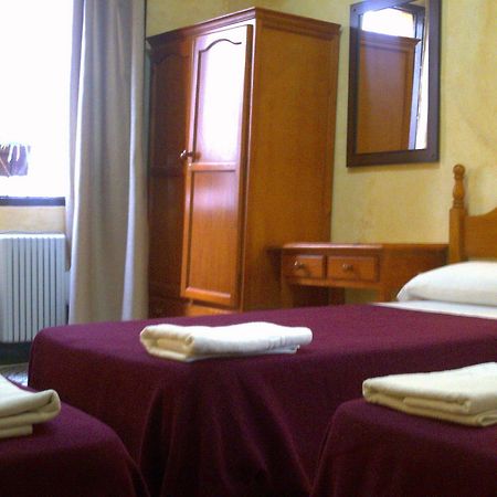 Pension Lisdos Seville Exterior photo
