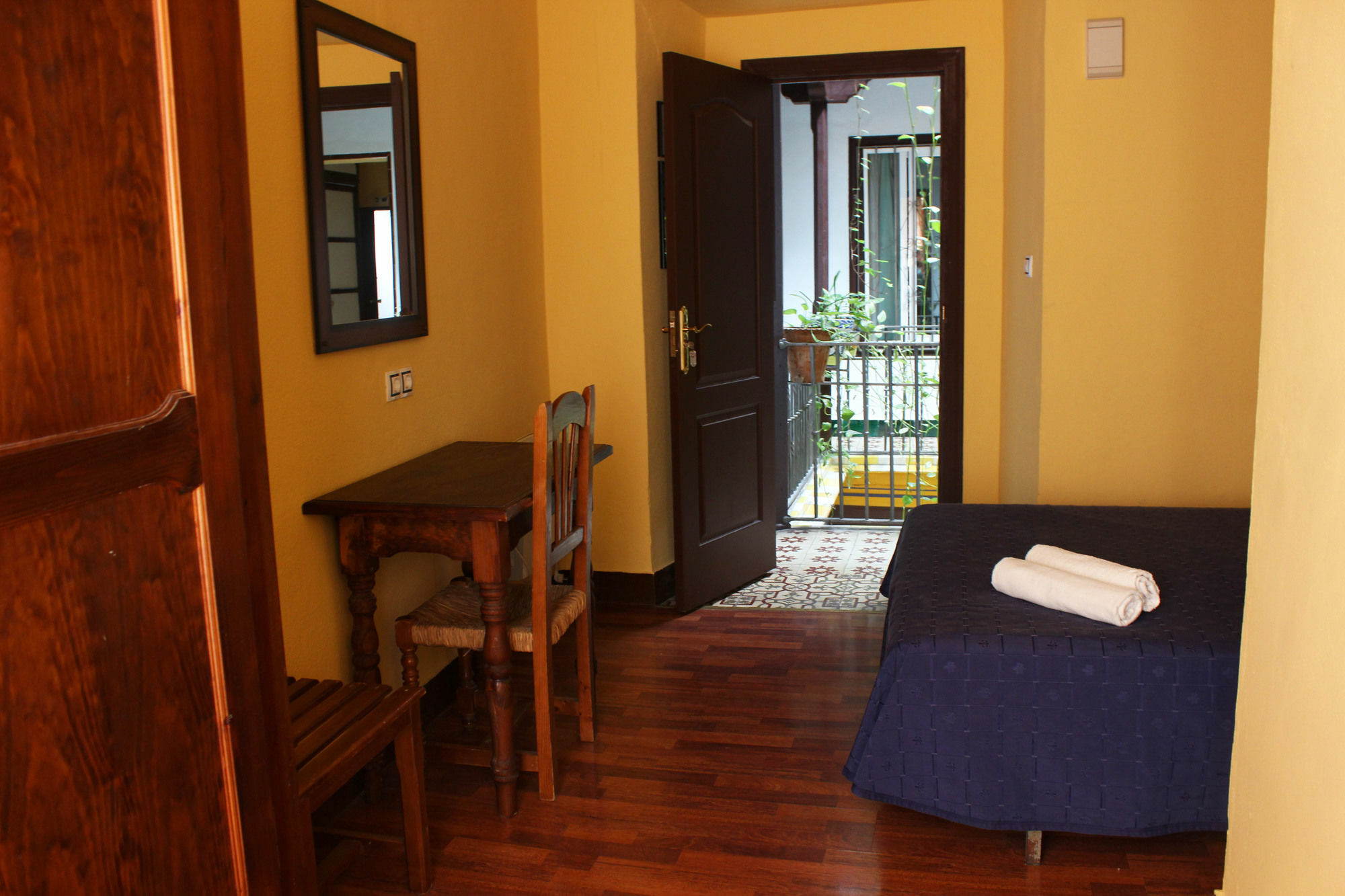 Pension Lisdos Seville Exterior photo