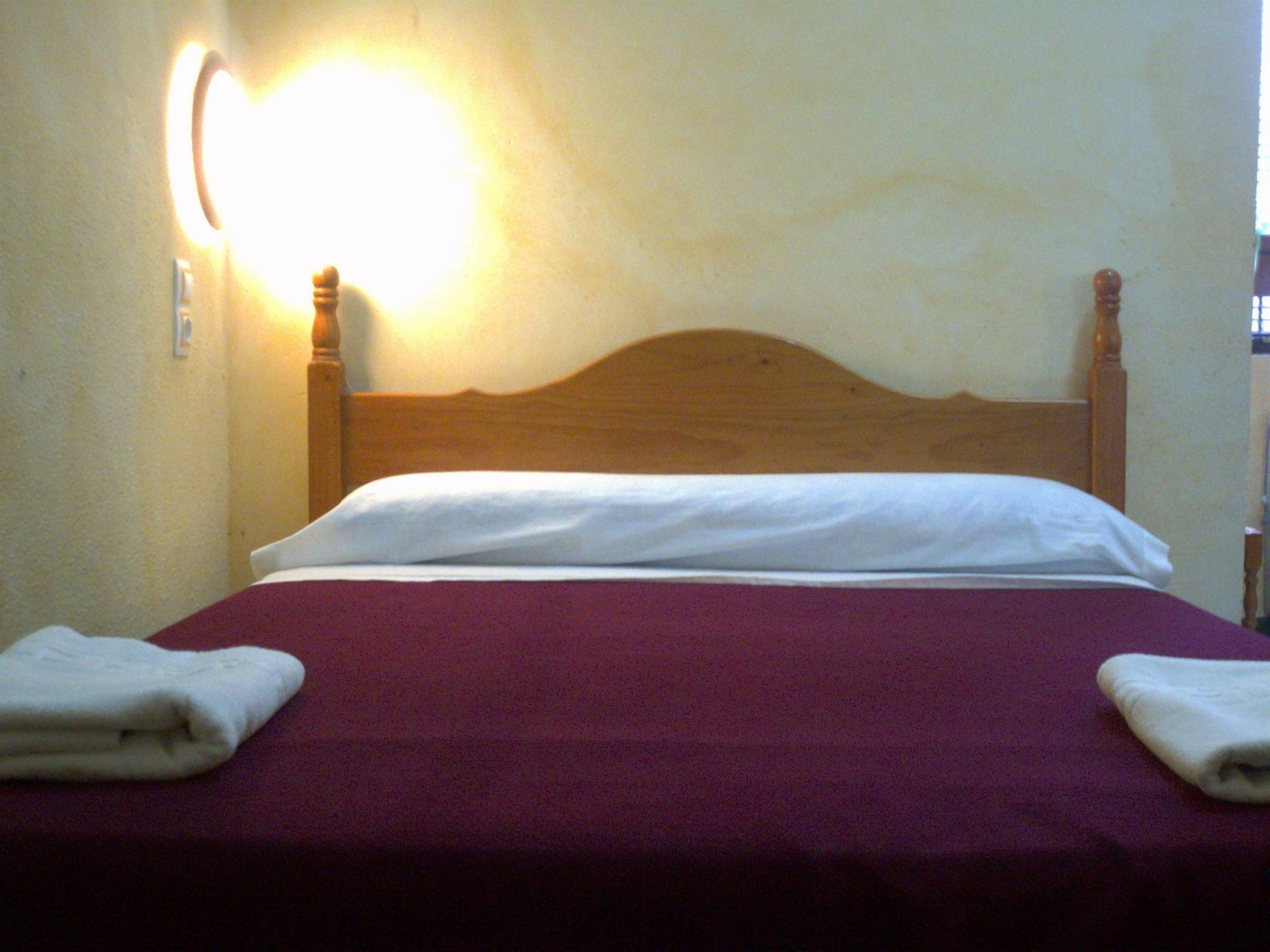 Pension Lisdos Seville Exterior photo